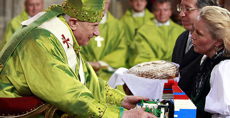Papst Benedikt XVI. im grünen Messgewand