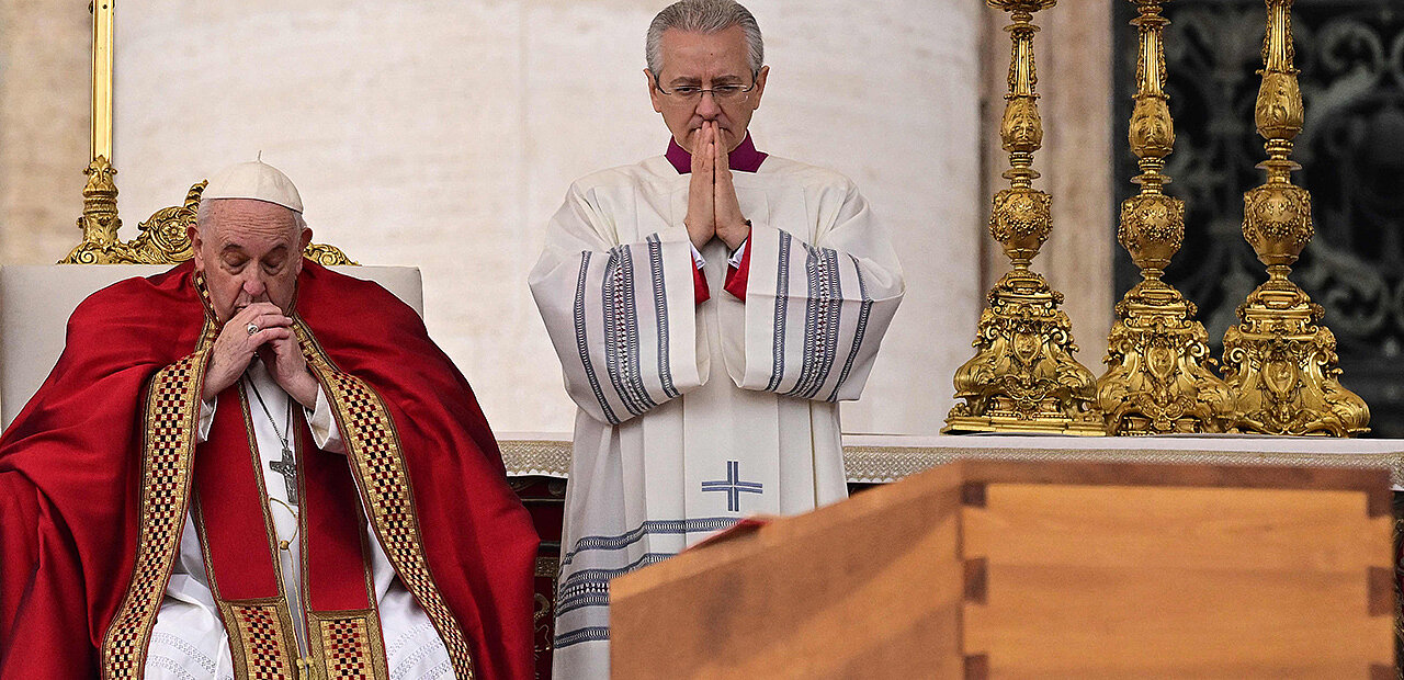 Papst Franziskus betet am Sarg von Benedikt XVI.