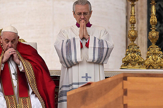 Papst Franziskus betet am Sarg von Benedikt XVI.
