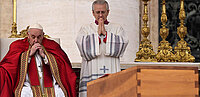Papst Franziskus betet am Sarg von Benedikt XVI.