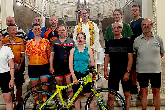 Radfahrergruppe in Kirche