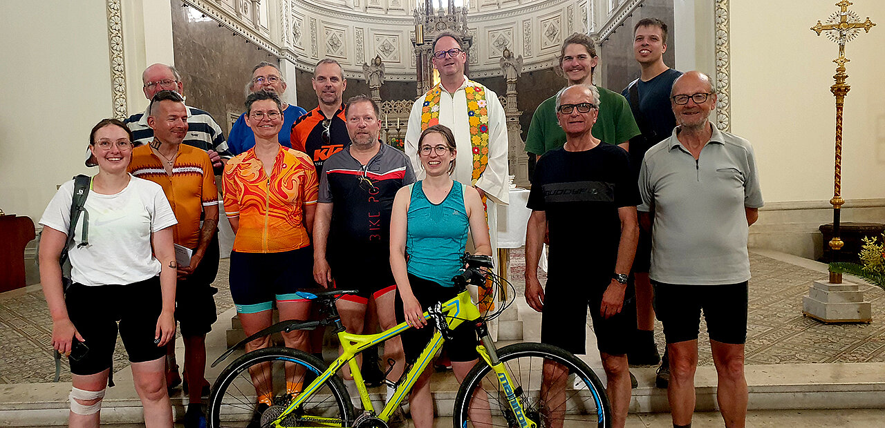 Radfahrergruppe in Kirche