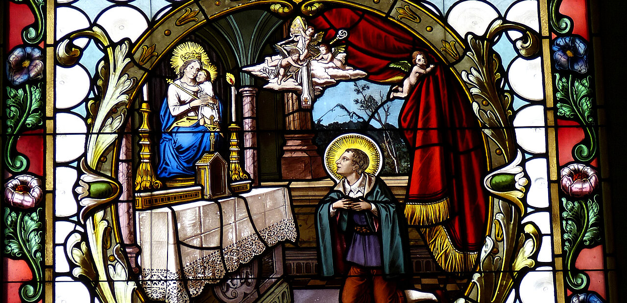 Dieses Buntglasfenster ( 1906 ) von Penner und Schürer in der Filialkirche Maria Schutz am Bründl in Bad Leonfelden (Oberösterreich) zeigt den Heiligen Franz von Sales. 