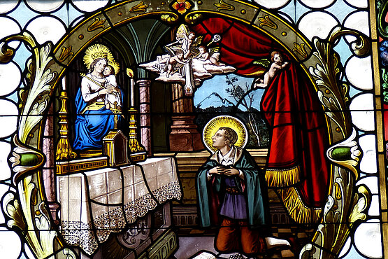 Dieses Buntglasfenster ( 1906 ) von Penner und Schürer in der Filialkirche Maria Schutz am Bründl in Bad Leonfelden (Oberösterreich) zeigt den Heiligen Franz von Sales. 