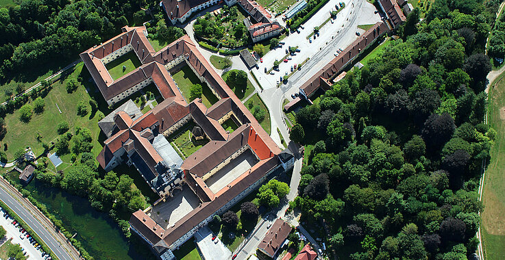 Stift Lilienfeld: Die klare Kreuzform der Klosterkirche ist erst aus der Höhe zu sehen. 