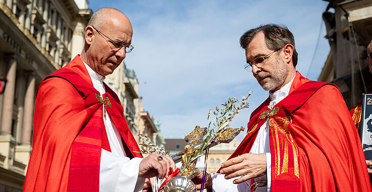 Dompfarrer Toni Faber und Erzbischof Josef Grünwidl (bei Entstehung diese Bildes war er noch Apostolischer Administrator) mit einem Kreuz, welches mit Zweigen und "Palmkatzerln" geschmückt wurde. 