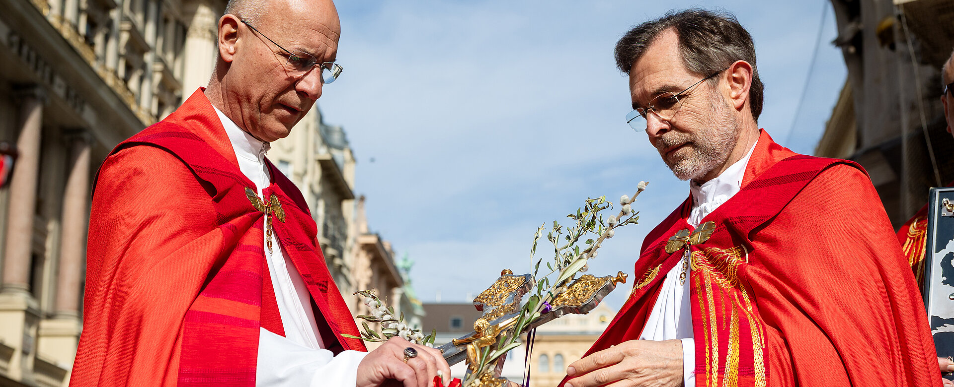 Dompfarrer Toni Faber und Erzbischof Josef Grünwidl (bei Entstehung diese Bildes war er noch Apostolischer Administrator) mit einem Kreuz, welches mit Zweigen und "Palmkatzerln" geschmückt wurde. 