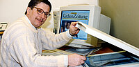 Wolfgang Linhart am Scanner