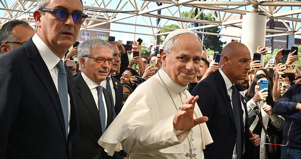 Papst Leo XIV. bei seiner Ankunft am Dienstag im Gemelli-Krankenhaus in Rom. 