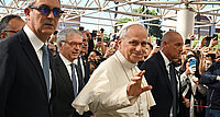 Papst Leo XIV. bei seiner Ankunft am Dienstag im Gemelli-Krankenhaus in Rom. 