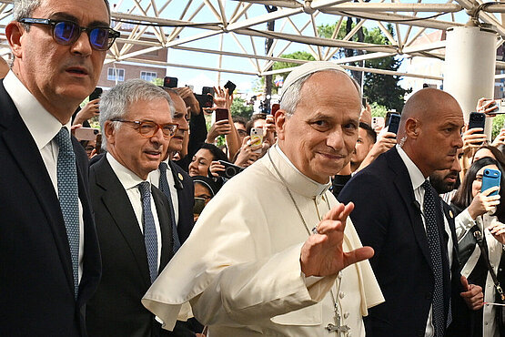 Papst Leo XIV. bei seiner Ankunft am Dienstag im Gemelli-Krankenhaus in Rom. 