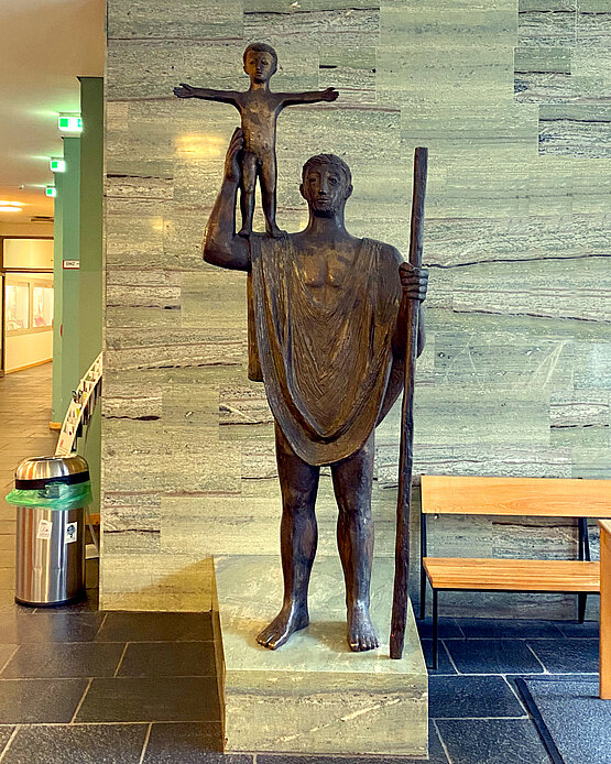 Eine Skulptur des Heiligen Christophorus.