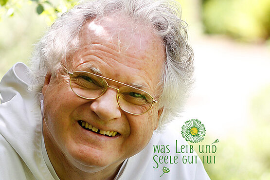 P. Johannes Pausch und das Logo zur Fastenserie "Was Leib und Seele gut tut"