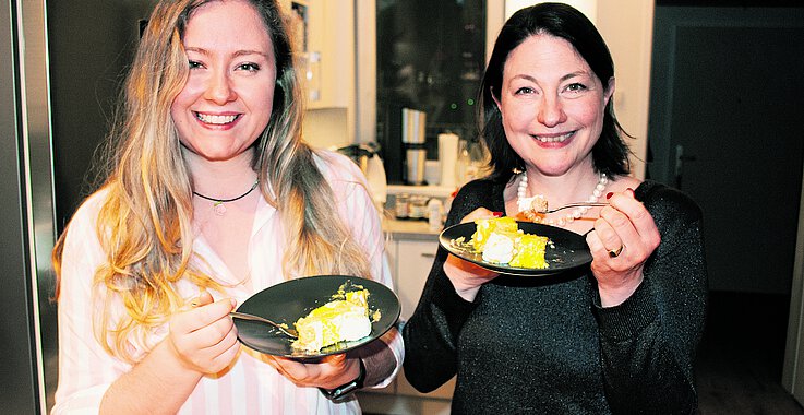 Sophie Lauringer und Tochter Maria essen Kardinalschnitte