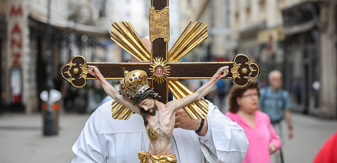 Ein kreuz wird getragen.