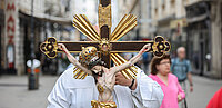 Ein kreuz wird getragen.