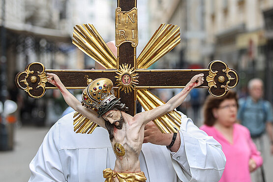 Ein kreuz wird getragen.