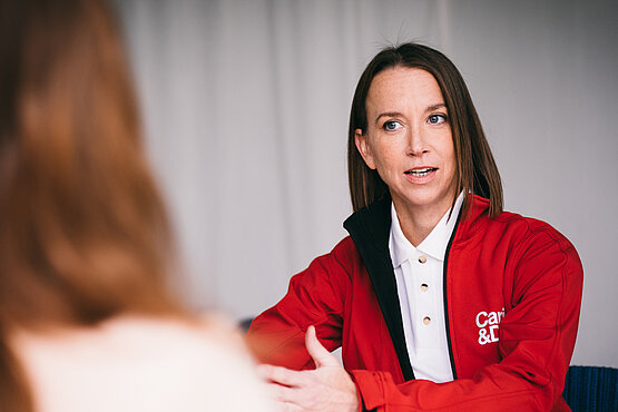 Anna Parr ist Generalsekretärin der Caritas Österreich. Im Interview mit dem SONNTAG spricht sie über die Maßnahmen der Regierung im Doppelbudget 2027/2028. 