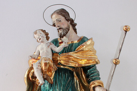 Die Statue des Heiligen Josef in der Neuen Pfarrkirche in Bodensdorf. 