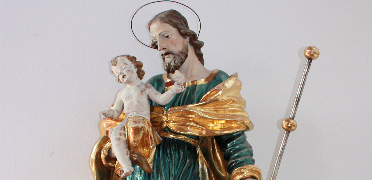 Die Statue des Heiligen Josef in der Neuen Pfarrkirche in Bodensdorf. 