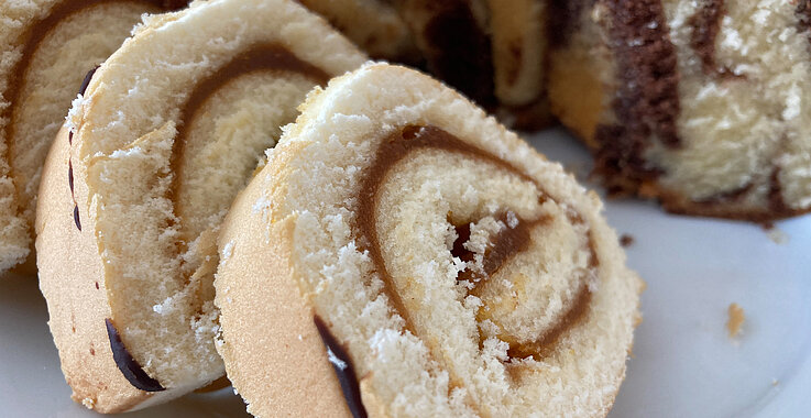 Biskuitroulade mit Marmelade