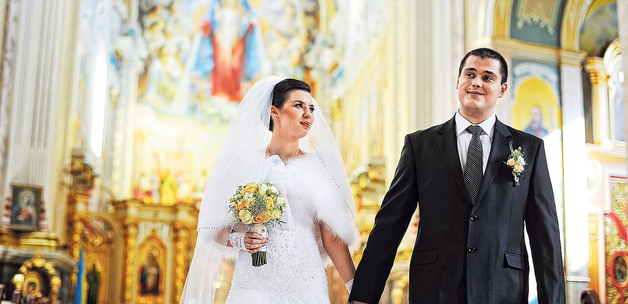 Braut und Bräutigam ziehen zu Hochzeitslied aus der Kirche aus