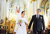Braut und Bräutigam ziehen zu Hochzeitslied aus der Kirche aus