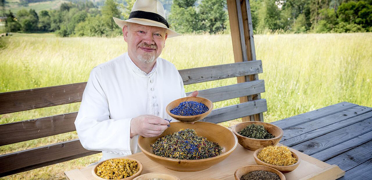 Kräuterpfarrer Benedikt Felsinger, Prämonstratenser aus Stift Geras, spricht über „Heilkräuter – Quelle der Gesundheit für Leib und Seele“.