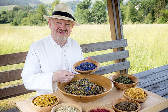 Kräuterpfarrer Benedikt Felsinger, Prämonstratenser aus Stift Geras, spricht über „Heilkräuter – Quelle der Gesundheit für Leib und Seele“.