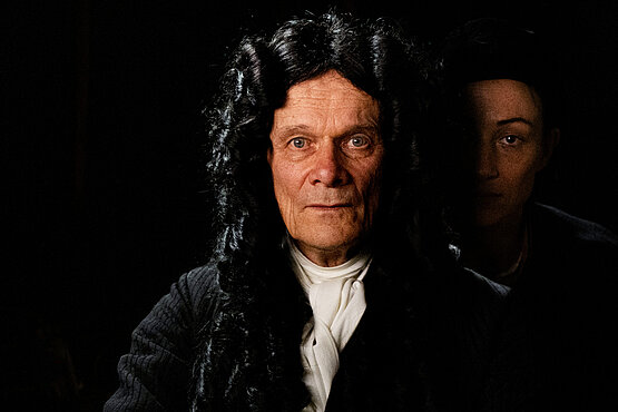 Ein superber Advokat Gottes: Die Künstlerin Aaltje van de Meer (Aenne Schwarz im Hintergrund) und Gottfried Wilhelm Leibniz (Edgar Selge) führen intensive philosophische Gespräche. 