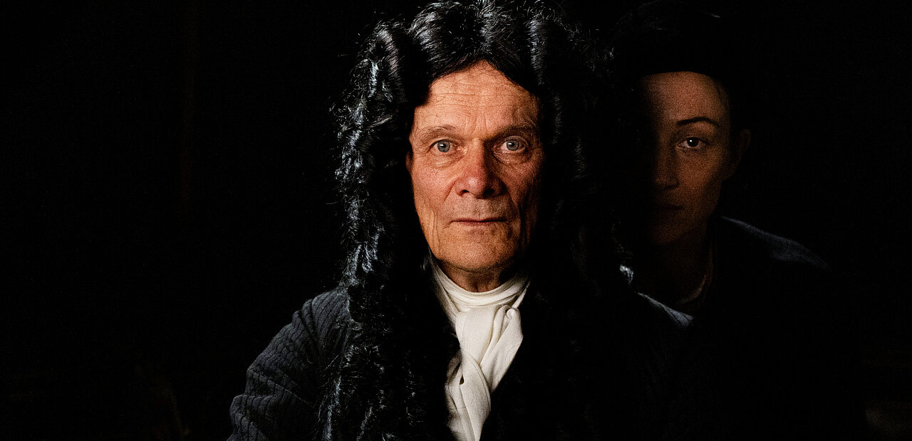 Ein superber Advokat Gottes: Die Künstlerin Aaltje van de Meer (Aenne Schwarz im Hintergrund) und Gottfried Wilhelm Leibniz (Edgar Selge) führen intensive philosophische Gespräche. 
