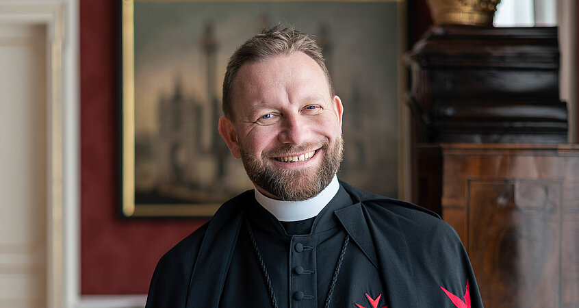 Pater Marek ist das Gesicht von „Holy Crib“, dem Kanal der Wiener Karlskirche.