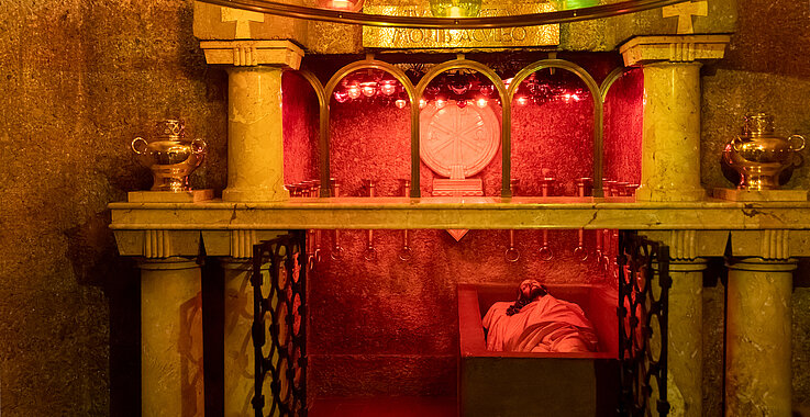 Das Heiliges Grab in der Heiligen-Geist-Kirche in Wien. Die Karwoche assoziieren wir immer mit dem Tod Jesu. Tod wird oft mit Trauer gleichgesetzt. Doch ist es die Auferstehung Jesu, die wir am Ostersonntag feiern, die uns glücklich und mit Schwung in diese Woche starten lassen sollte. 