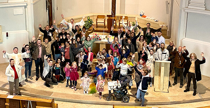 Familien im Altarraum