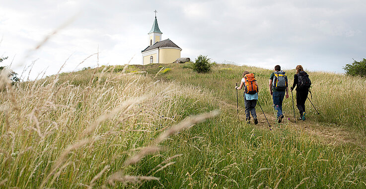 Pilger auf dem Weg zu einer Kirche