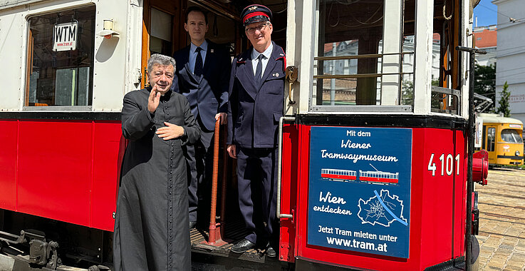Pfarrer Jan Soroka, Tram Museum-Geschäftsführer Patrick Portele und Tram-Fahrer Michael Kral. 