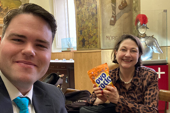 Der Schweizer Gardist Claude Frei snackt mit Chefredakteurin Sophie Lauringer Ovo Rocks oder die traditionellen, harten Willisauer Ringli.