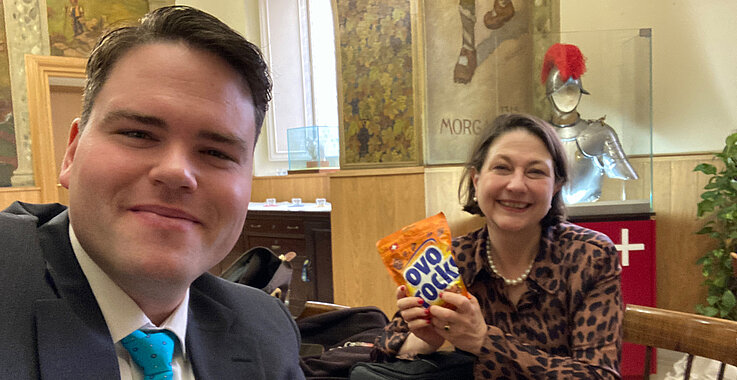 Der Schweizer Gardist Claude Frei snackt mit Chefredakteurin Sophie Lauringer Ovo Rocks oder die traditionellen, harten Willisauer Ringli.