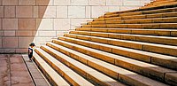 Kind vor großen Stufen