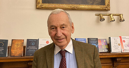 Johannes Huber hat bereits 25 Bücher geschrieben. 