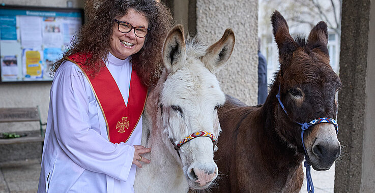 In der Pfarre Mauer begleitete Pastoralassistentin Alexandra Kommer die beiden Esel Aaron und Karel.