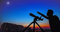 Einen Blick auf die Sterne zu werfen, macht bei Dunkelheit noch mehr Freude – denn nur dann hat man eine Chance auch die kleinsten von ihnen zu entdecken.