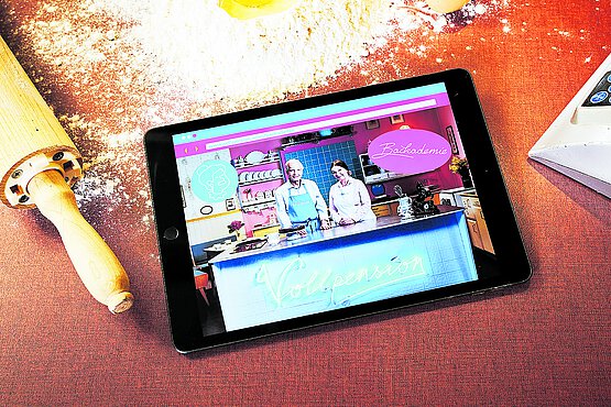 Sozialprojekt Vollpension Backakademie am Tablet