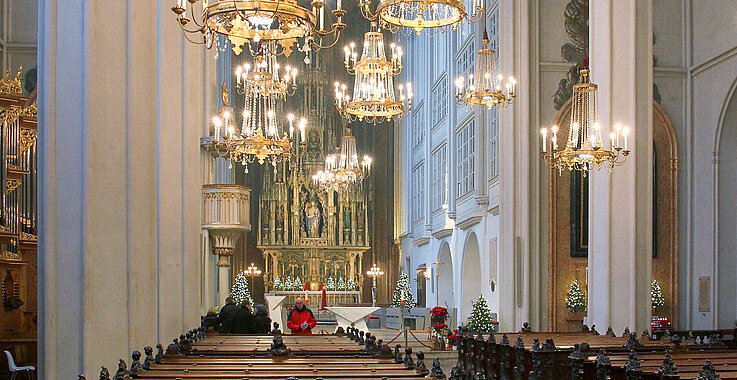 Der Innenraum der Augustinerkirche wirkt nüchtern, Josef II. ließ alles Barocke aus dem Kirchenraum entfernen.