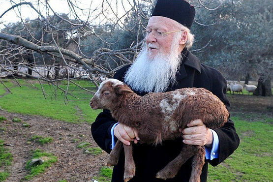 Patriarch Bartholomaios mit Lamm