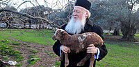 Patriarch Bartholomaios mit Lamm