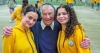 Die Kinder und Jugendlichen stürmen auf Schwester Klara Berchtold, den guten Geist der „Salvatorian Sisters’ School“, zu, um sich mit ihr fotografieren zu lassen.