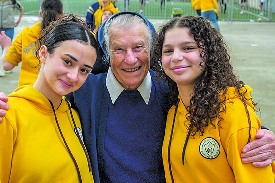 Die Kinder und Jugendlichen stürmen auf Schwester Klara Berchtold, den guten Geist der „Salvatorian Sisters’ School“, zu, um sich mit ihr fotografieren zu lassen.