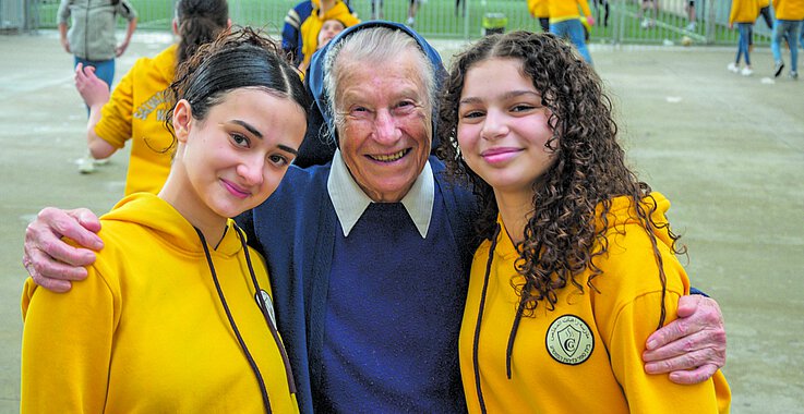 Die Kinder und Jugendlichen stürmen auf Schwester Klara Berchtold, den guten Geist der „Salvatorian Sisters’ School“, zu, um sich mit ihr fotografieren zu lassen.