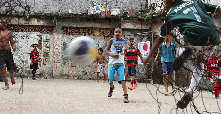 Investition in die Zukunft: Fußball ist der Eisbrecher. In einem weiteren Schritt erhalten die Kinder und Jugendlichen dann Angebote, zur Schule zu gehen.  